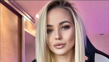 O influenceriță celebră s-a sinucis la doar 21 de ani. Mesajele primite de la internauți au împins-o la moarte