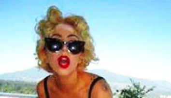 Lady Gaga, cu sanii la vedere si cu tocul de la un pantof in cocktail