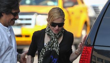 Impecabila pe scena, neingrijita in timpul liber. Madonna arata ingrozitor cu parul nespalat, iar mainile ii tradeaza adevarata varsta