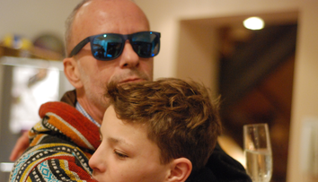EXCLUSIV: Salutare, naţiune! Andrei Gheorghe ar fi împlinit 57 de ani. Cum l-au sărbătorit prietenii şi familia