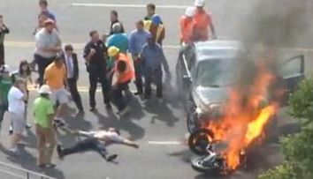 Gest incredibil! Motociclist salvat de la moarte de un grup de trecatori