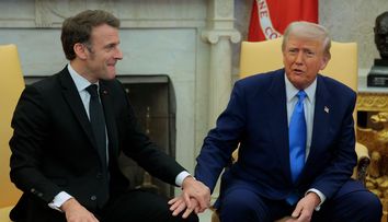 Donald Trump nu s-a putut abține! Ce mesaj i-a transmis lui Emmanuel Macron după imaginile controversate în care soția Brigitte pare că îl lovește cu palma peste față