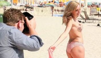 Alexandra Stan, goala si foarte sexy pe o plaja din Anglia! VIDEO