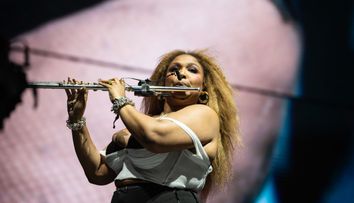 Cea mai controversată apariție de pe scena Coachella: Lizzo a slăbit 30 de kg și și-a etalat noile forme într-un costum minuscul, dansând provocator. Fanii: “E prea mult!”