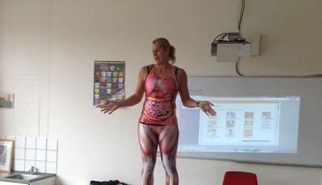 O profesoara s-a urcat pe catedra si s-a dezbracat in fata elevilor. Motivul pentru care a decis sa faca acest gest