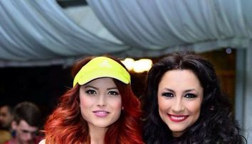 Andra si Elena Gheorghe intr-o poza pe care fanii nu o vor uita prea curand. Cum s-au lasat fotografiate cele doua