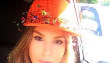 Ultima fita in materie de moda. Cu ce accesoriu bizar pentru cap s-a fotografiat Corina