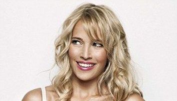 Sotia cantaretului Michael Buble, vedeta colectiei de lenjerie Ultimo! <span style=