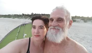 „Sunt mamă de tripleți și de gemeni, iar soțul mă tratează ca pe o regină”. Povestea unei femei care s-a căsătorit cu poștașul, mai în vârstă cu 26 de ani decât ea