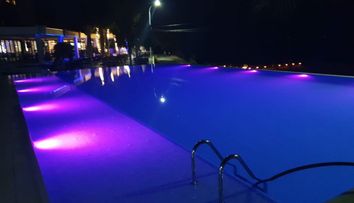 Cât costă o noapte de cazare în hotelul lui Borcea din Olimp? Piscina infinity e singura din țară de acest gen! FOTO