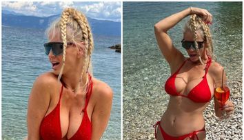Andreea Bănică, în costum de baie combinat cu adidași și șosete la plajă. Fanii, fermecați de rotunjimile vedetei