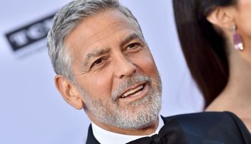 VIDEO: Momentul în care George Clooney este lovit de o mașină pe o șosea din Italia