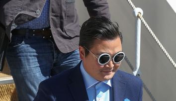 Seamana perfect cu PSY. Sosia celebrului cantaret a pacalit pana si vedetele de la Cannes: FOTO