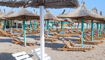 E mai ieftin să faci plajă la Ibiza decât la Vama Veche! Prețul exorbitant cu care se închiriază un șezlong