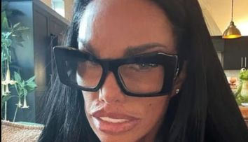 „Arăți ca un extraterestru!”. Și-a făcut o nouă intervenție estetică, iar fanii sunt complet dezgustați! Ipostaza șocantă în care s-a afișat recent Katie Price