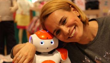 Fiul Andreei Esca s-a imprietenit cu un robotel: VIDEO