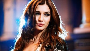 Alina Eremia, asa cum rar ai ocazia sa o vezi. Cantareata a lansat videoclipul piesei “Cand luminile se sting” - VIDEO