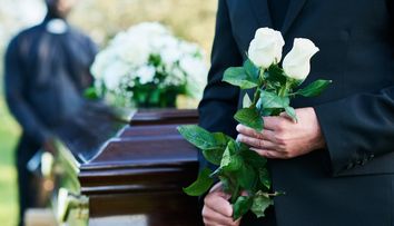 Șoc la o înmormântare! Tânărul de 22 de ani, declarat mort, și-a făcut apariția în mijlocul ceremoniei! Cum au reacționat rudele și prietenii