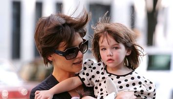Toti ochii pe Suri Cruise. Cat a crescut si cat de bine ii seamana mamei ei, Katie Holmes: FOTO