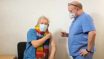 Sir Ian McKellen, interpretul lui Gandalf din Stăpânul inelelor, s-a imunizat anti-COVID