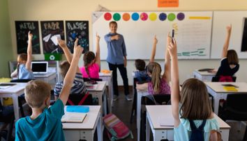 O româncă din Anglia, amendată cu 640 de lire de școala fiicelor pentru că le-a scos de la ore și le-a dus la medic în România: „Părinții comit o infracțiune