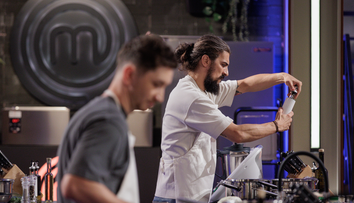 Proba gătitului în oglindă e în toi la Masterchef! Concurenții trebuie să-și monteze farfuriile. ”Fii atent, că ăla dă foc la bucătărie”. Care sunt primele verdicte ale chefilor