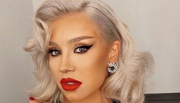 Alina Ceușan și-a etalat formele perfecte într-un costum de baie atipic. Detaliul care le-a stârnit curiozitatea fanilor