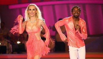 Andreea Spataru s-a cumintit de tot. A dat pictorialele nud pe statutul de sotie si mama. Fiica ei ii seamana leit