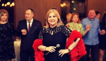 Carmen Șerban, complicații grave din cauza unui lifting facial! Cântăreața stă în fiecare zi cu perfuzii pentru a se recupera: „Mi-a apăsat pe un nerv facial”