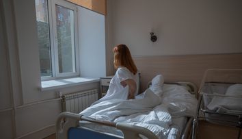 O femeie a aflat că are cancer după ce i s-a făcut rău de la un burger cu cartofi prăjiți. Ce simptome a avut: „Am văzut-o ca pe o condamnare la moarte”