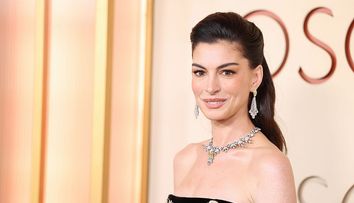 Anne Hathaway, 43 de ani, virală la premiile Oscar 2026. Reacția fanilor: ”Ce și-a făcut la față și de ce? E aproape de nerecunoscut!”
