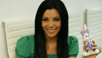 Pe Corina Caragea iepurasul de Paste o gaseste la munca: 