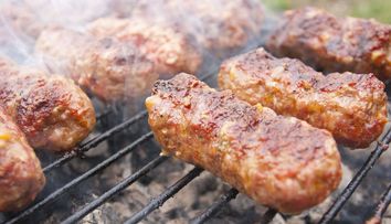 Vrei sa mananci cei mai buni mici de 1 Mai? Juratii 