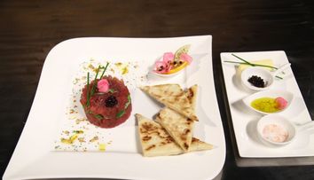 Reteta Liviu Balint: Tartar de ton cu perle de otet balsamic si cu muguri de pin