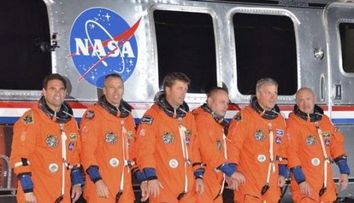 NASA: Muzica trupei Stormy Mondays ii trezeste pe astronautii de pe Endeavour! Iti place cantecul? VIDEO