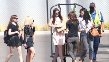 Monica Gabor, suprinsă de paparazzi pe aeroportul din Las Vegas alături de o româncă celebră