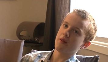 Un baiat bolnav de autism si-a chemat prietenii la ziua sa, dar nimeni nu a raspuns invitatiei. Ce s-a intamplat