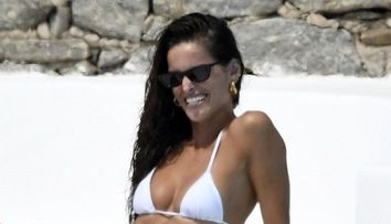 Izabel Goulart și logodnicul ei au făcut spectacol la piscină. Cât de bine arată cei doi