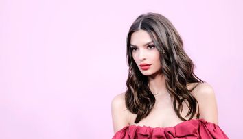 Emily Ratajkowski, daune de 150.000 de dolari pentru o postare pe contul de Instagram