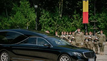 Ion Iliescu a fost condus pe ultimul drum în zeci de mii de euro. Cât costă dricul care a dus sicriul la groapă