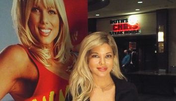 Donna D'Errico, blonda superbă din „Baywatch”, a îmbrăcat costumul de baie emblematic din anii '90. Arată fenomenal la 57 de ani