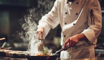 Chef celebru, reținut de polițiști. Bucătarul e acuzat de o agresiune gravă. Ce s-a întâmplat