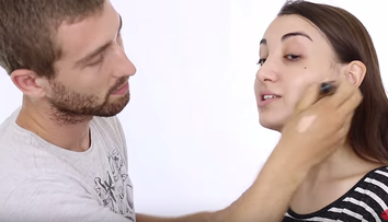 L-a rugat pe sotul ei sa o machieze, iar el a acceptat imediat provocarea. Ce s-a intamplat cand s-a uitat in oglinda