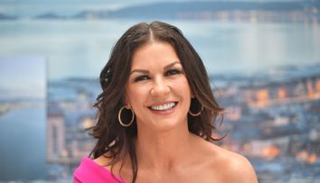 Cum se menție în formă Catherine Zeta-Jones. La 51 de ani, actrița este incredibil de flexibilă