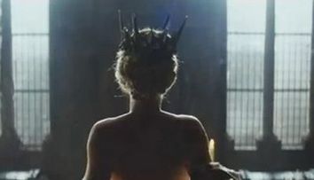 Charlize Theron, goala in noul film, intr-o cada cu lapte: VIDEO