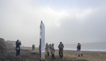 Un monolit auriu, descoperit recent, poate fi ”monolitul care le controlează pe toate”