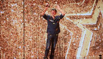 Povestea impresionantă a lui Erno Varga, spălătorul de vase care a luat Golden Buzz la „Românii au Talent”