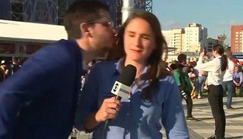 Reacția unei reporterițe, față de un suporter care a încercat să o sărute, face înconjurul internetului