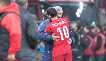 O imagine cât o mie de cuvinte! Hakan Calhanoglu, căpitanul Turciei, a postat îmbrățișarea virală cu Mircea Lucescu: „Ai muncit din greu pentru mine. Dumnezeu să te odihnească în pace, mentorul meu”