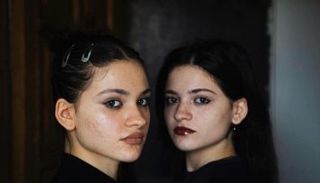 Două surori gemene identice, despărțite la naștere, s-au regăsit după 19 ani datorită aplicației TikTok. Motivul pentru care tatăl biologic a decis să le vândă